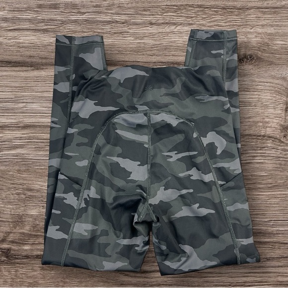 Athleta Ultimate Stash Pocket Camo 7/8 tight Sz: XS - Picture 4 of 16